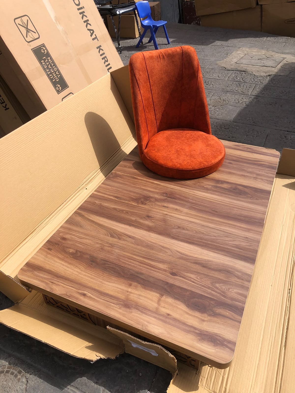 Table Noyer + Chaise Terracotta
